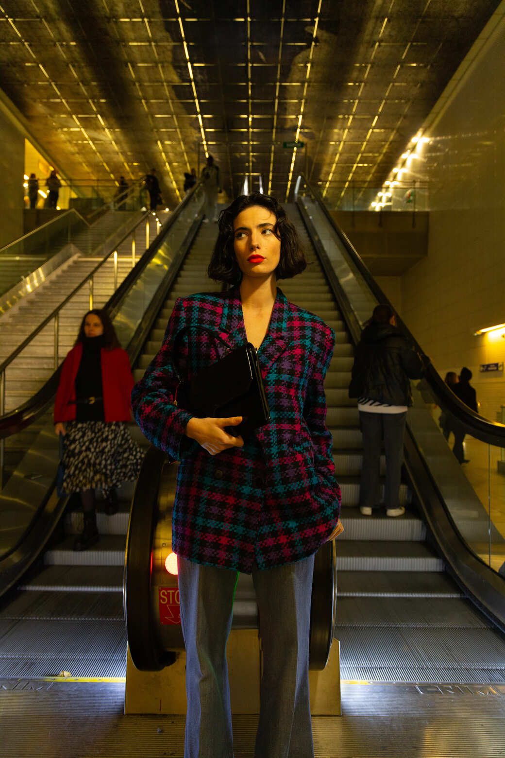 Photo de la mannequin devant des escalators
