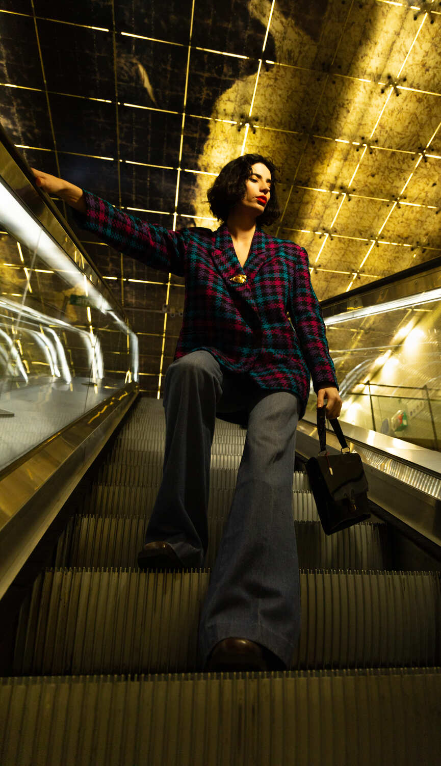 Photo de la mannequin dans des escalators